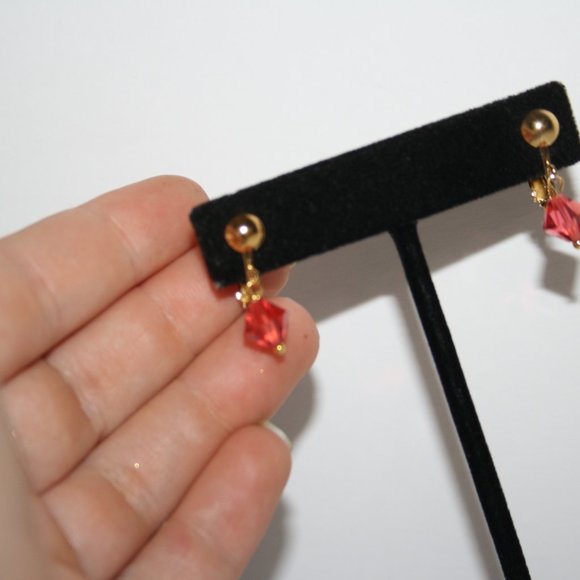 Beautiful Nwot Gold clip on earrings with Rose pink crystals .75" - Picture 4 of 4